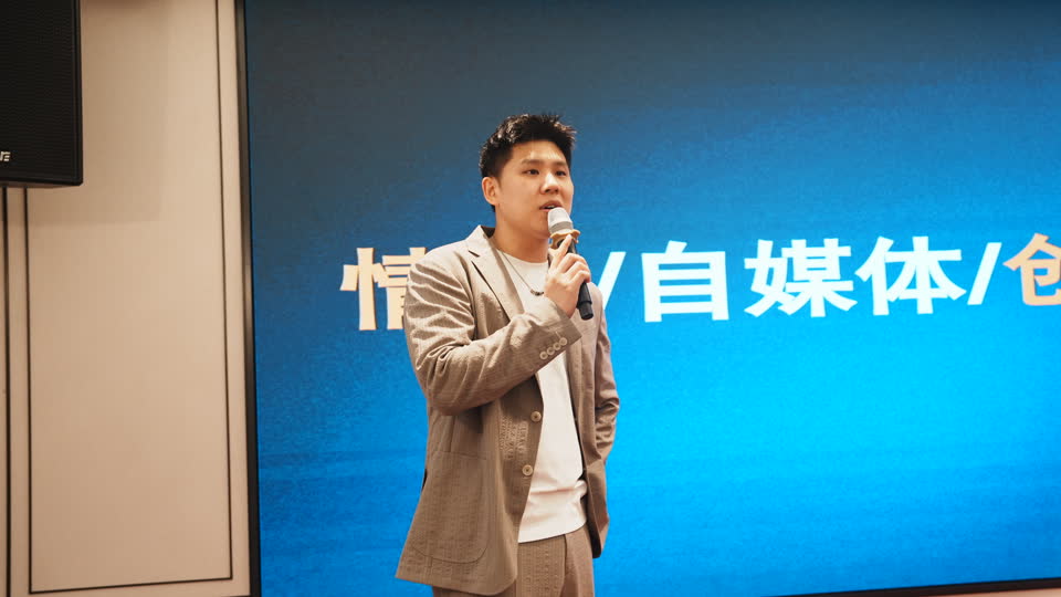 讲师在课程现场授课