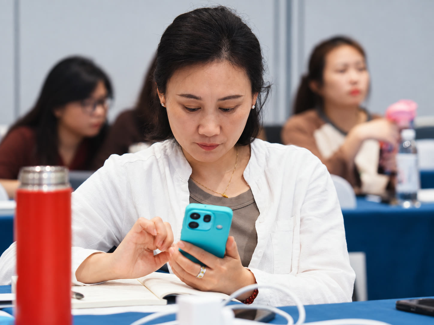 线下课程学员进行手机实操